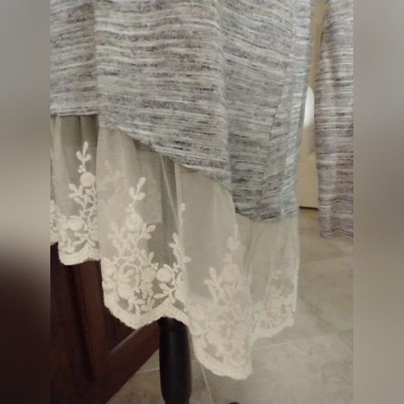 Hi-Lo Top with Ruffle L - Picture 4 of 6